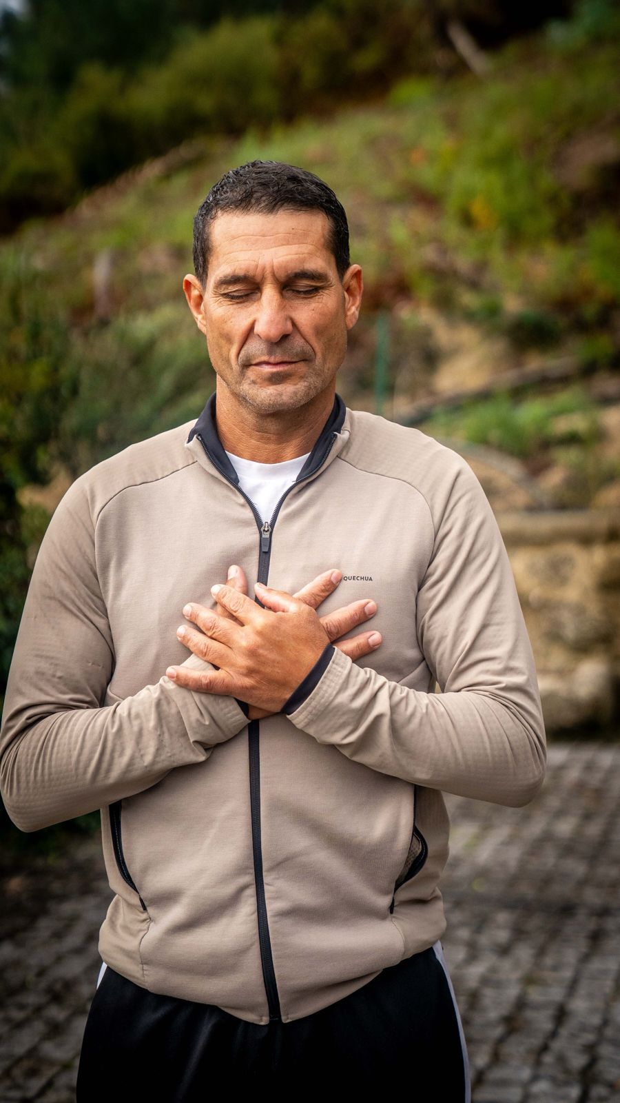 Pessoa em meditação, respiração serena
